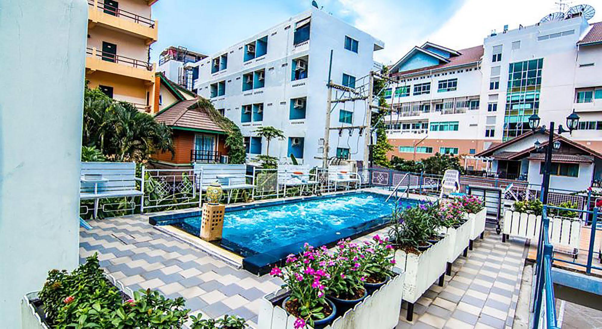 Sutus Court 4 Hotel Pattaya Bagian luar foto