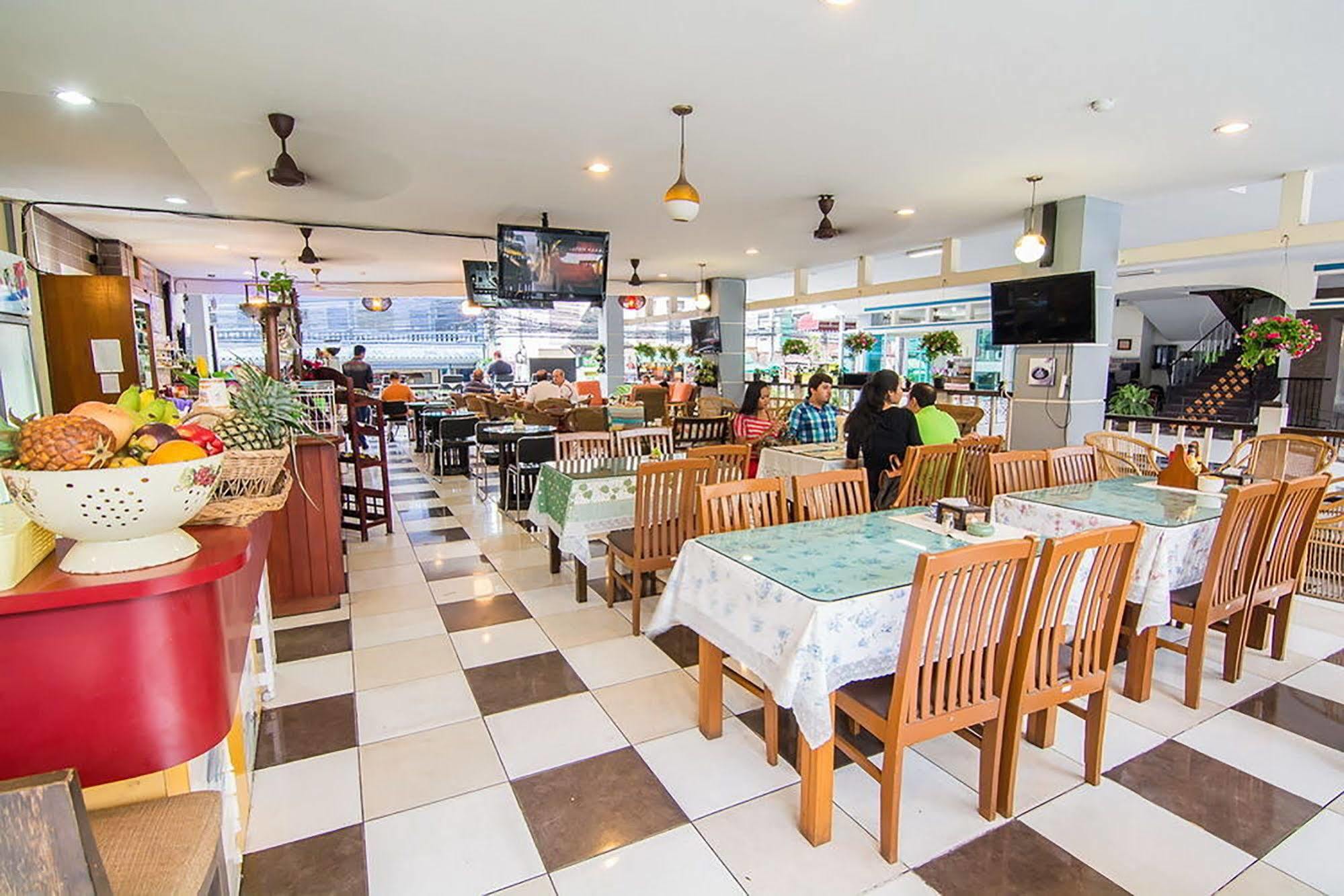 Sutus Court 4 Hotel Pattaya Bagian luar foto