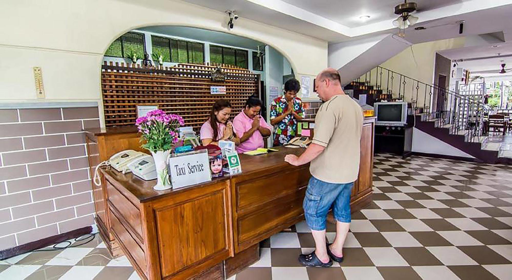 Sutus Court 4 Hotel Pattaya Bagian luar foto